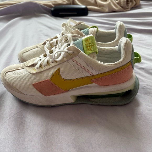 Nike Womens Air Max Pre-Day SE Sun Club - Picture 3 of 6